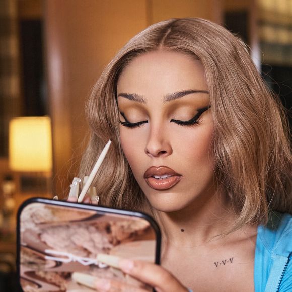 O grande destaque da make de Doja Cat ficou nos lábios com efeito glossy volumoso, que refletiu a luz e elevou o nude a um novo nível de sofisticação