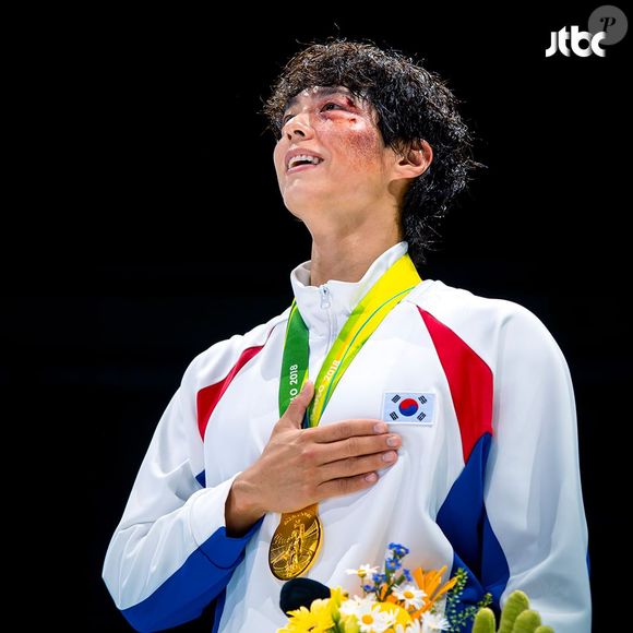 Em 'Um Bom Garoto', Park Bo-gum vive Yoon Dong-ju, um campeão olímpico de boxe que vira policial por meio de um recrutamento de atletas