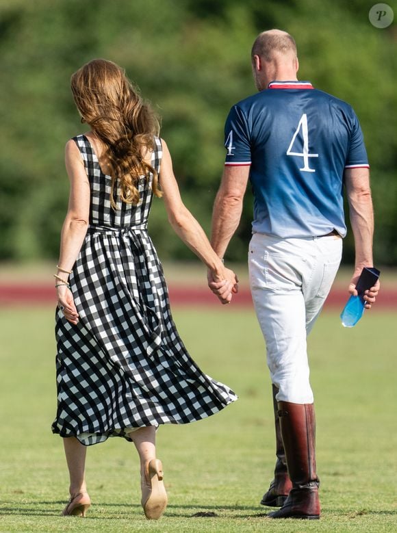 Pulseira feita pela princesa Charlotte vira o acessório favorito de Kate Middleton e rouba a cena em evento da realeza