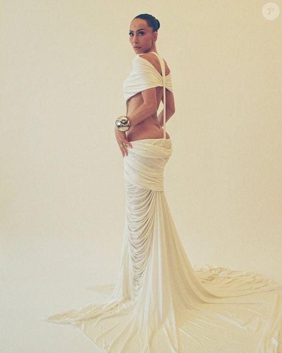 Sabrina Sato escolheu um vestido branco com drapeados contínuos e modelagem assimétrica