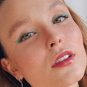 Larissa Manoela já embarcou na moda do delineado colorido