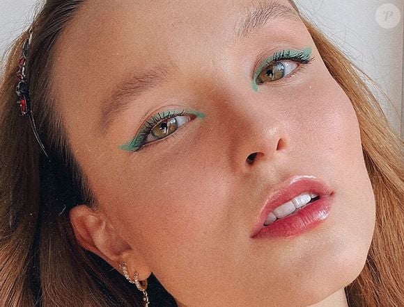 Larissa Manoela já embarcou na moda do delineado colorido