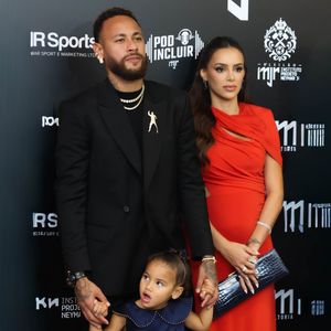 A pequena Mavie rouba a cena com uma expressão divertida ao acompanhar Neymar e Bruna Biancardi no evento beneficente