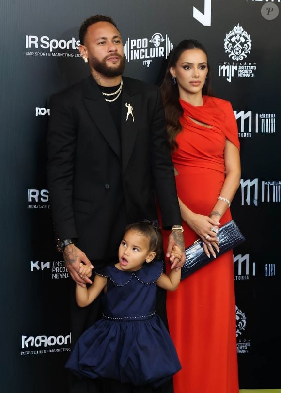 A pequena Mavie rouba a cena com uma expressão divertida ao acompanhar Neymar e Bruna Biancardi no evento beneficente