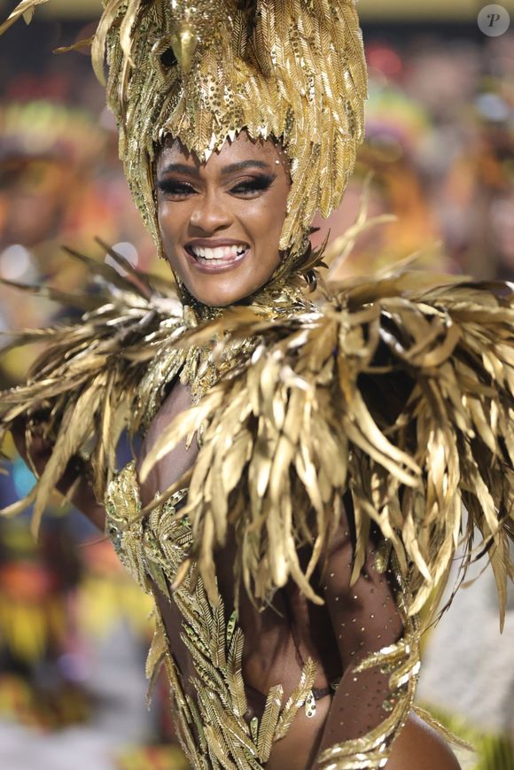 Erika Januza deixou o cargo de rainha de bateria da Viradouro em 2025