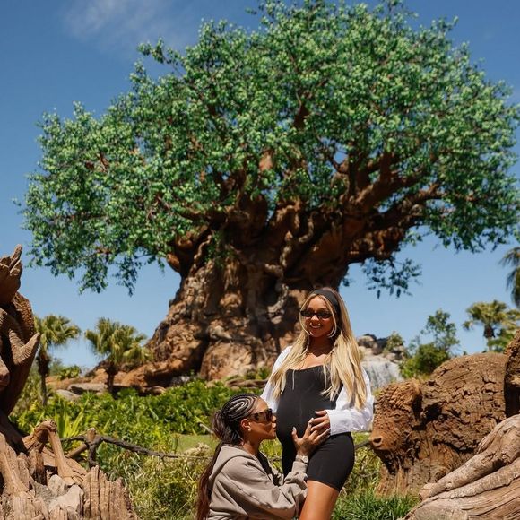 Em clima de conto de fadas, o casal posou em frente ao castelo da Cinderela no Magic Kingdom, em Orlando