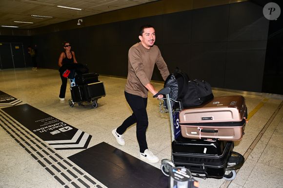Renan Machado, irmão de Anitta, e Hariany Almeida desembarcaram no Brasil com várias bagagens