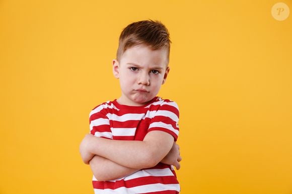 A psicologia infantil destaca a importância de ouvir as crianças e criar um ambiente seguro para que elas expressem tristeza, raiva e frustração