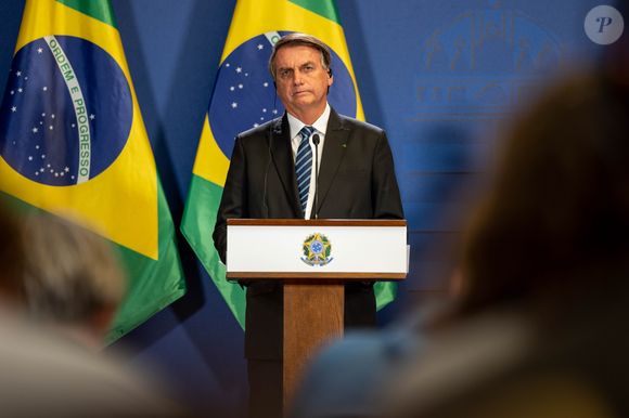 Jair Bolsonaro apareceu em uma transmissão no perfil do filho, mas estava impedido de aparecer em redes sociais