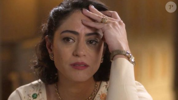 Clarice (Carol Castro) recupera a memória e investiga a origem de Bia (Maísa) na novela Garota do Momento