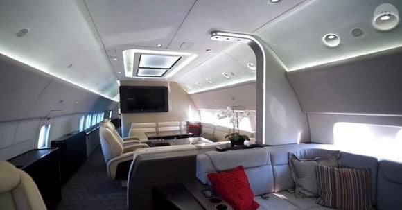 John Travolta mantém um Boeing 737-300 adaptado para uso particular dentro de sua frota aérea; veja interior