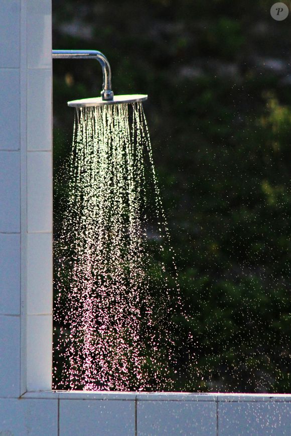 Mesmo que o dia seja mais convidativo para um bom banho, há aqueles que preferem como um hábito noturno. A noite é o momento ideal para promover o relaxamento