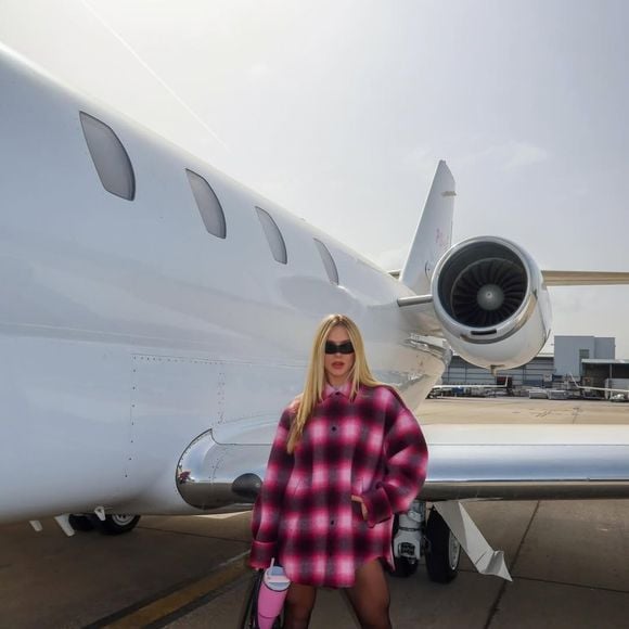 Virgínia Fonseca assistirá ao desfile da coleção Inverno 2026 durante a Paris Fashion Week após escolher o figurino na principal loja da marca em Paris