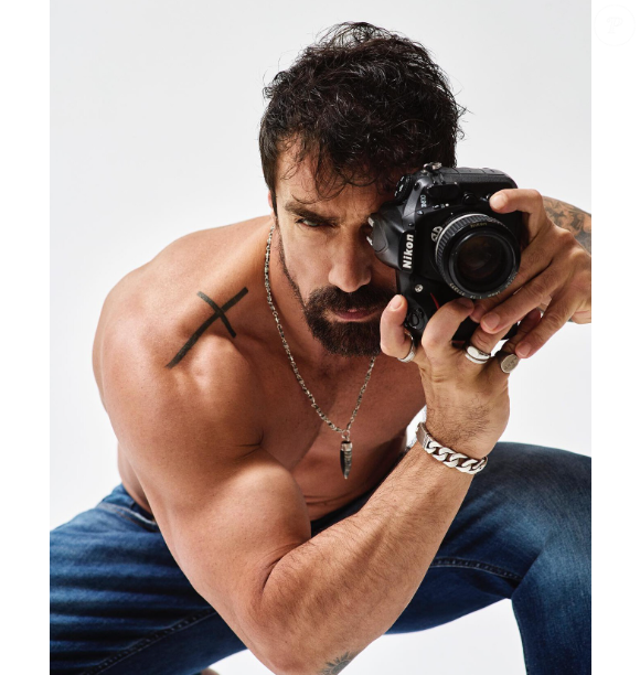 İbrahim Çelikkol: O físico esculpido é mais um dos adjetivos do ator que estrelou o filme 'Amor em Preto e Branco', 'Terra Amarga' e 'Asas da Ambição'.