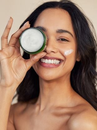 Descubra o creme hidratante ideal para combater a pele seca