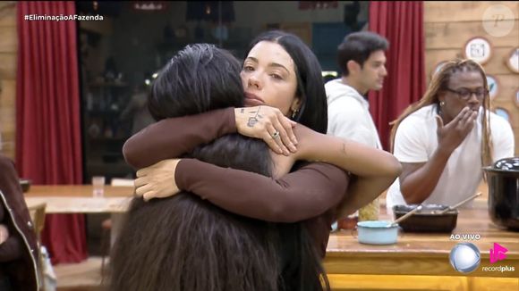 Rayane abraça Carol Lekke, surpreendendo o público de A Fazenda 2025