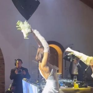 Em um dos momentos mais esperados, Isis Valverde jogou o buquê de noiva