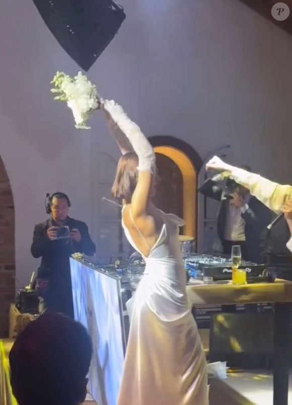 Em um dos momentos mais esperados, Isis Valverde jogou o buquê de noiva