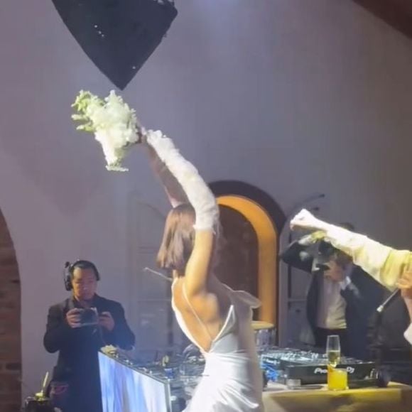 Em um dos momentos mais esperados, Isis Valverde jogou o buquê de noiva