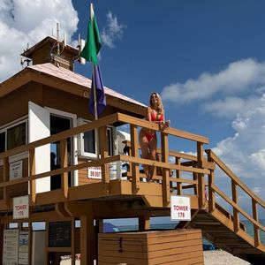 De biquíni, Ticiane Pinheiro posou em um posto de salva-vidas. O local e a beachwear vermelha renderam comparações com a série ‘SOS Malibu’, estrelada por Pamela Anderson