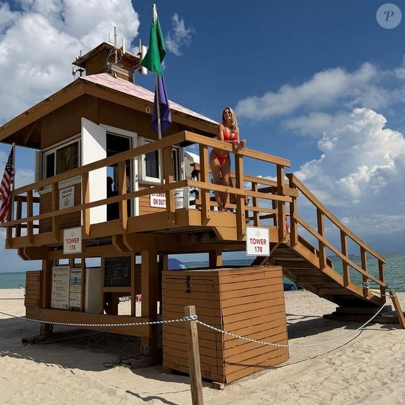 De biquíni, Ticiane Pinheiro posou em um posto de salva-vidas. O local e a beachwear vermelha renderam comparações com a série ‘SOS Malibu’, estrelada por Pamela Anderson