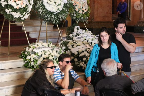 Família de Nana Caymmi chora a morte da cantora durante velório