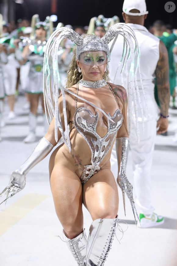 Carnaval 2025: rainha de bateria da Mocidade, Fabíola de Andrade abalou na estética futurista no primeiro dia de ensaio técnico