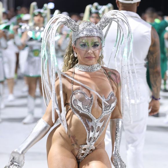 Carnaval 2025: rainha de bateria da Mocidade, Fabíola de Andrade abalou na estética futurista no primeiro dia de ensaio técnico