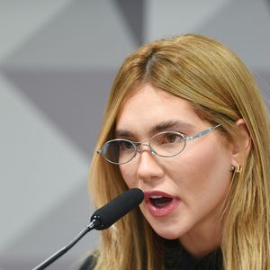 A marca do óculos usado por Virginia é da Gengtle Monster e a Maison Margiela.