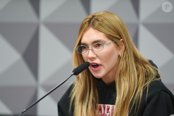 A marca do óculos usado por Virginia é da Gengtle Monster e a Maison Margiela.