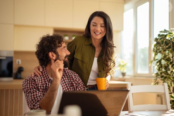 A ciência revela: pupilas dilatadas e alinhamento corporal podem indicar interesse amoroso no trabalho