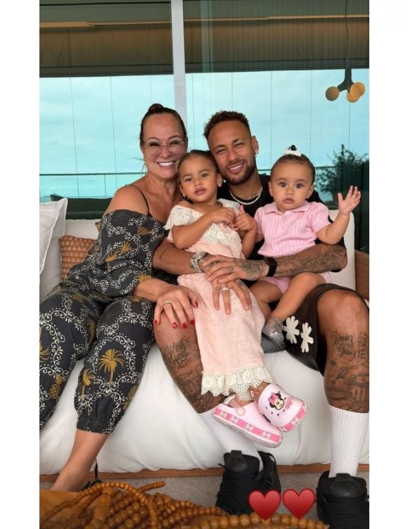 Copa 2026: jogadores do Brasil poderão encontrar família e amigos, mas CBF é quem vai liberar ou não acesso - foto mostra Neymar com as filhas e a mãe