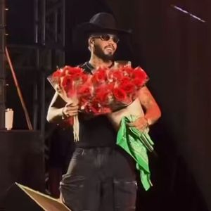 Durante um show neste sábado, 21 de março de 2026, Zé Felipe separou flores para Virgínia e Ana Castela