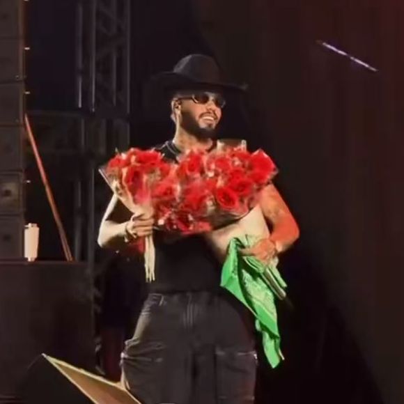 Durante um show neste sábado, 21 de março de 2026, Zé Felipe separou flores para Virgínia e Ana Castela