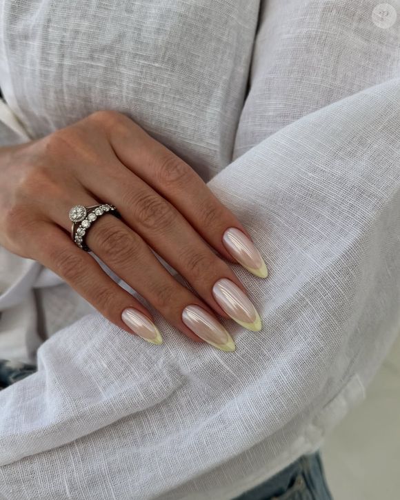 Algumas cores de esmalte têm o poder de criar contraste com a pele bronzeada, deixando as mãos mais elegantes, modernas e até com aparência rejuvenescida.