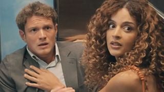 Noite de caos e terror na novela 'Três Graças': com namoro de Viviane e Leonardo assumido, Ferette termina jantar em família no pior estado possível