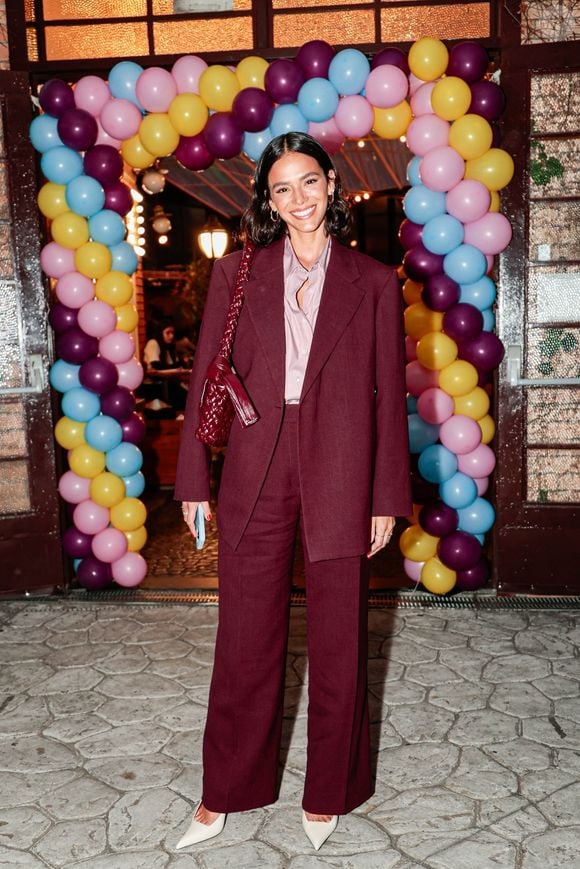 Look monocromático, com peças de alfaiataria, já usado por Bruna Marquezine, pode ser uma ótima aposta para o Inverno 2025.