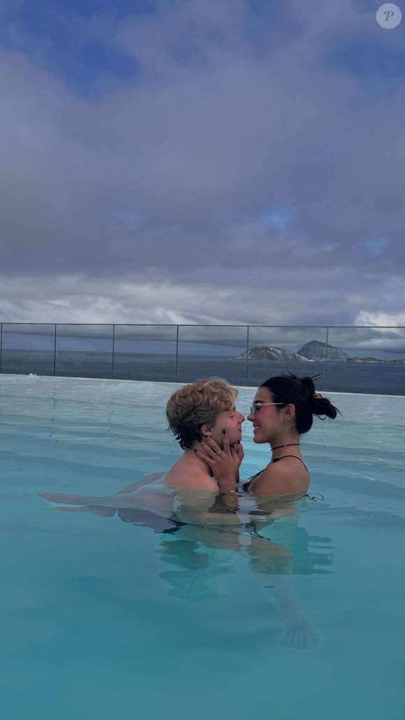Em uma das fotos, Duda Guerra e Benício Huck apareceram juntinhos na piscina do hotel