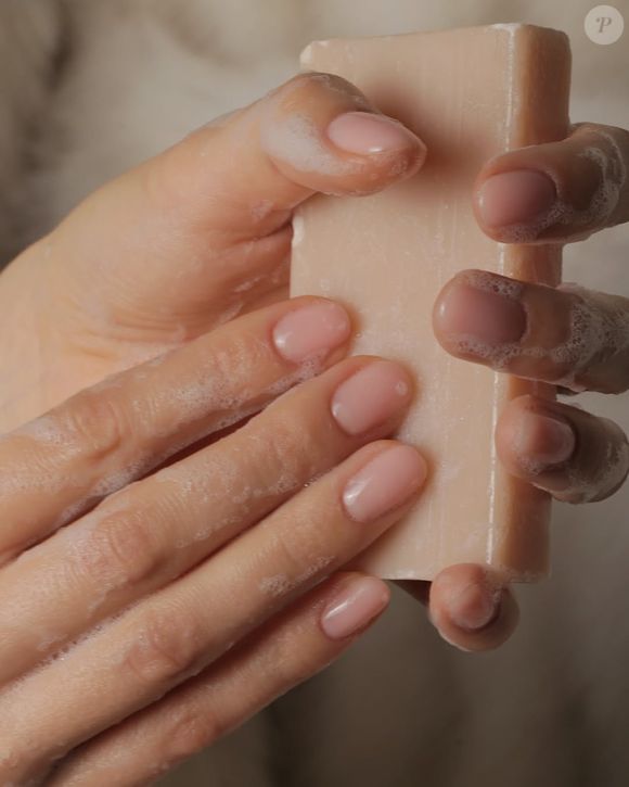 Unhas soap nails: tendência de unhas de sabão já foi vista em famosas, como Selena Gomez e Zendaya.