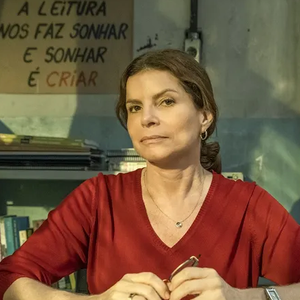 Professora Lúcia da série 'Segunda Chamada', é o papel mais desafiador da carreira, diz Debora Bloch