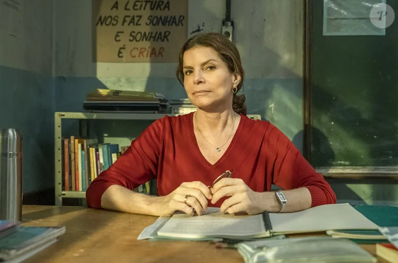 Professora Lúcia da série 'Segunda Chamada', é o papel mais desafiador da carreira, diz Debora Bloch