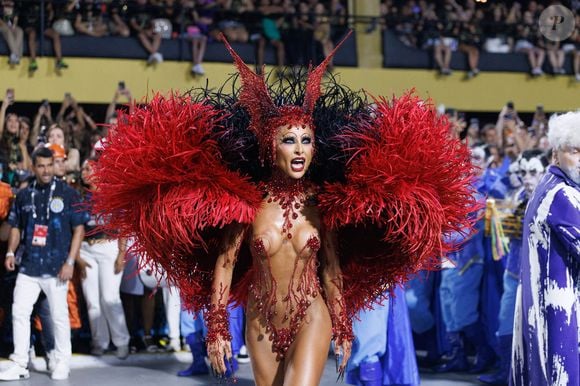 Sabrina Sato se vestiu de vampira para desfile de Vila Isabel