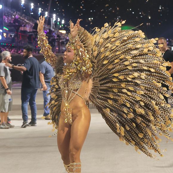 Mayara Lima é uma das rainhas de baterias mais aclamadas da Sapucaí: ela desfile pela Paraíso do Tuiuti e virou ícone do Carnaval por seu samba no pé