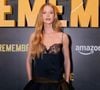 Marina Ruy Barbosa usa vestido preto de renda transparente e laço de fita na première de Tremembé, em São Paulo