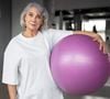 Oito exercícios de Pilates com bola que proporcionam flexibilidade e mobilidade e são indicados para pessoas com mais de 70 anos