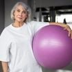 8 exercícios de Pilates com bola que proporcionam flexibilidade e mobilidade e são indicados para pessoas com mais de 70 anos