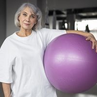 8 exercícios de Pilates com bola que proporcionam flexibilidade e mobilidade e são indicados para pessoas com mais de 70 anos