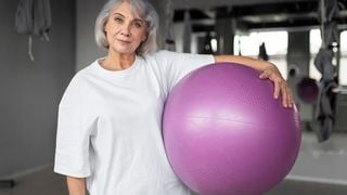 8 exercícios de Pilates com bola que proporcionam flexibilidade e mobilidade e são indicados para pessoas com mais de 70 anos