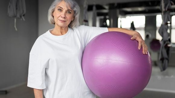 8 exercícios de Pilates com bola que proporcionam flexibilidade e mobilidade e são indicados para pessoas com mais de 70 anos