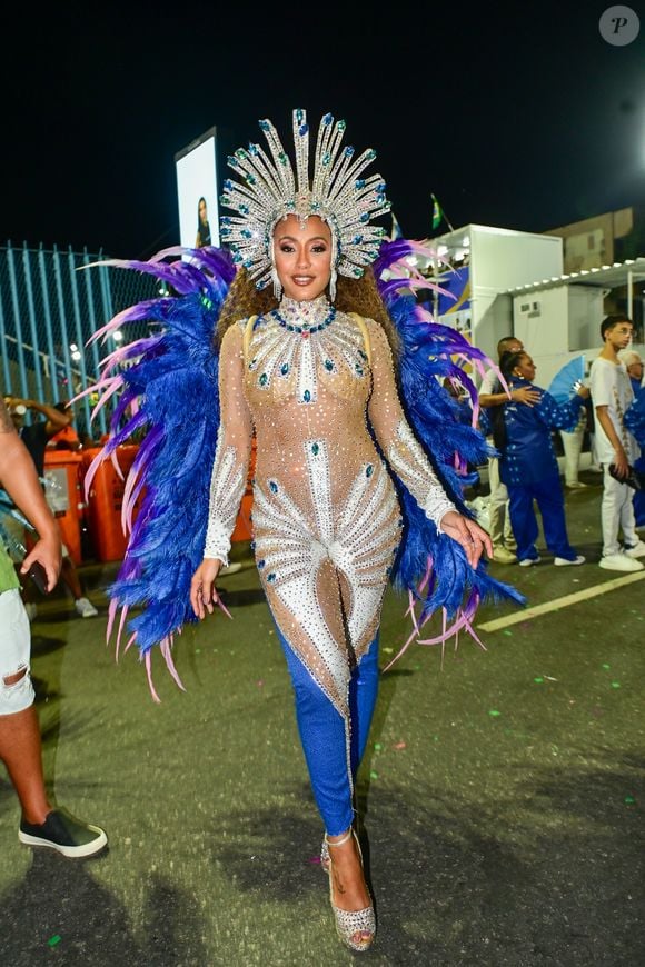 Sheron Menezzes fantasiada para desfile da Portela